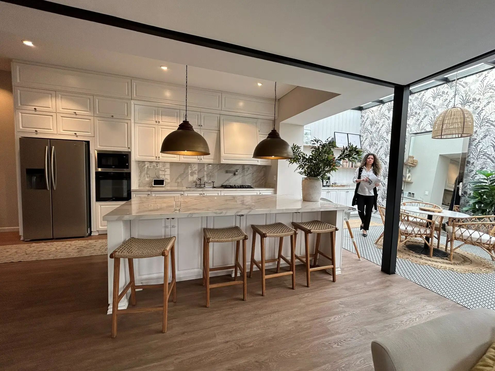 Cocina clásica blanca con isla, fabricada e instalada por MMU