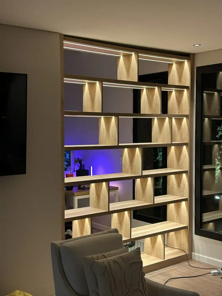 Biblioteca divisoria de roble iluminada con LED