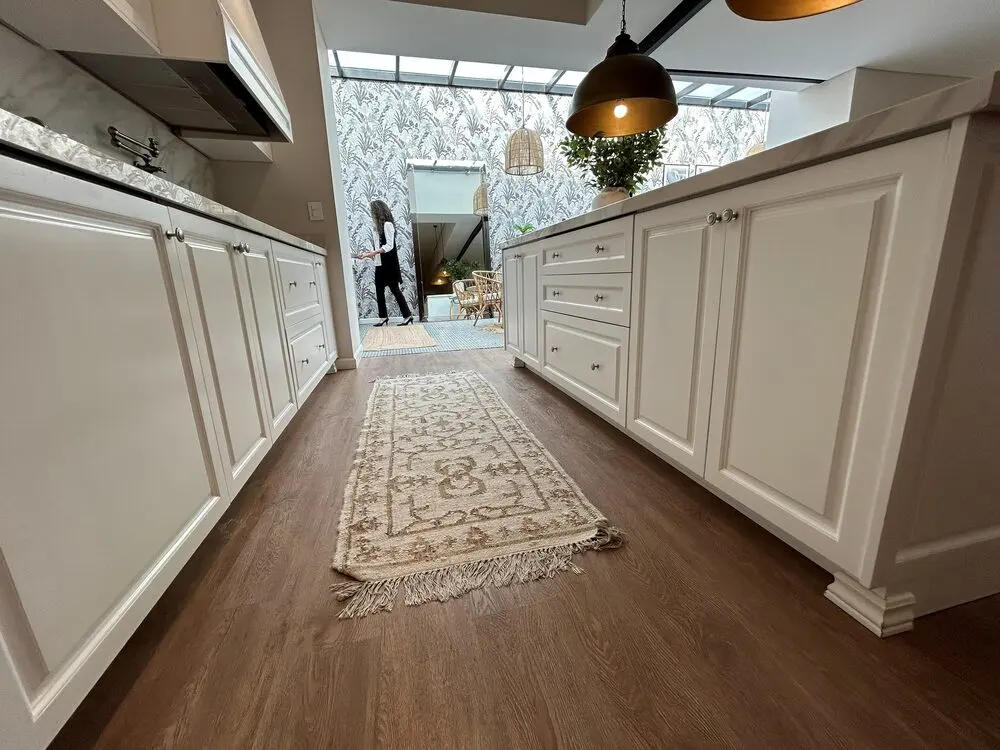 Pasillo de cocina con muebles blancos de puertas replanadas