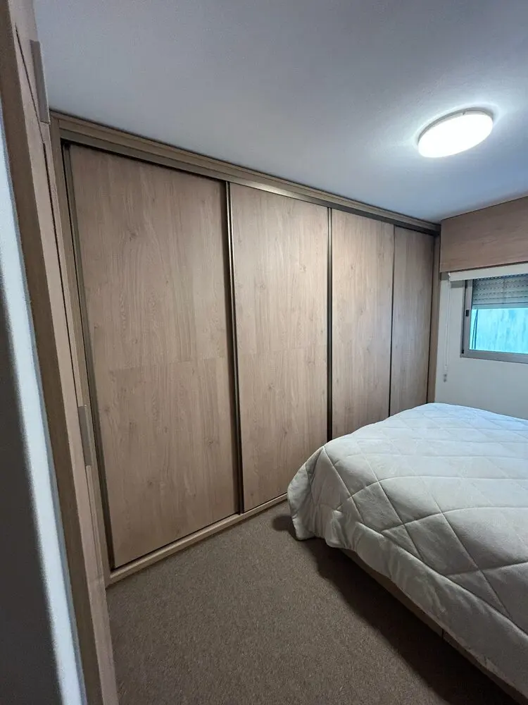 Placard de roble con puertas corredizas en un dormitorio