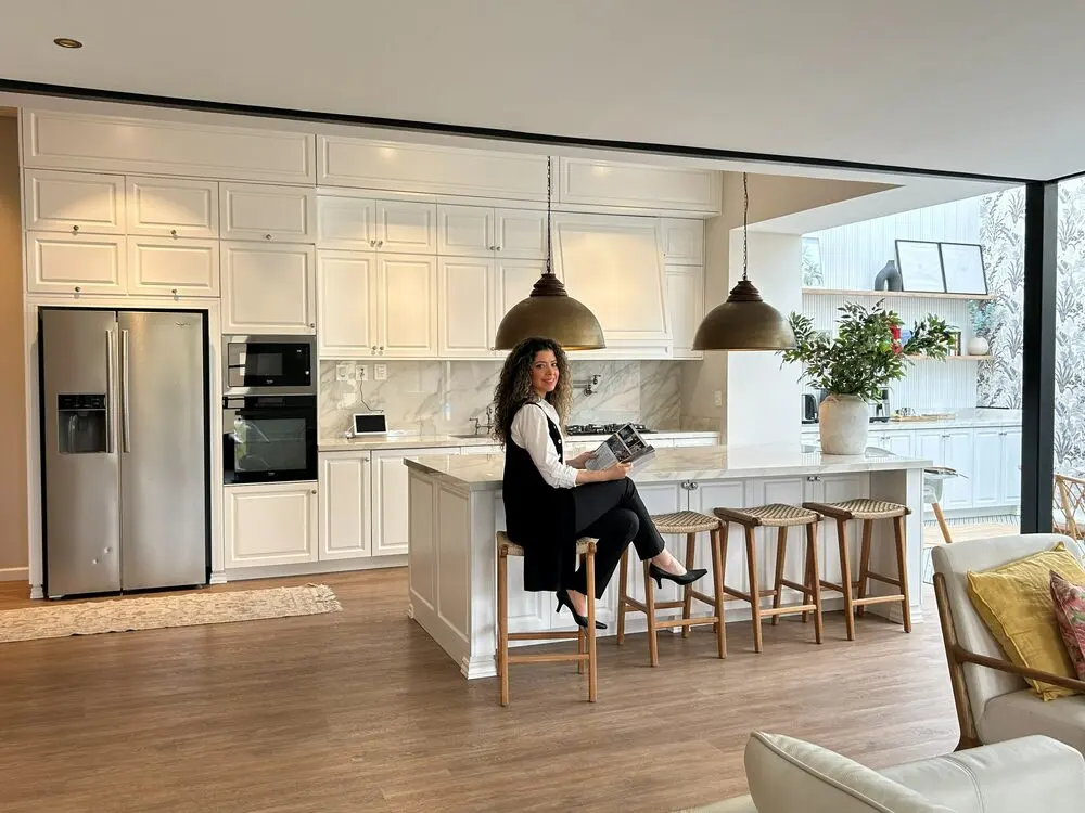 Cocina clásica blanca con isla y banquetas de madera