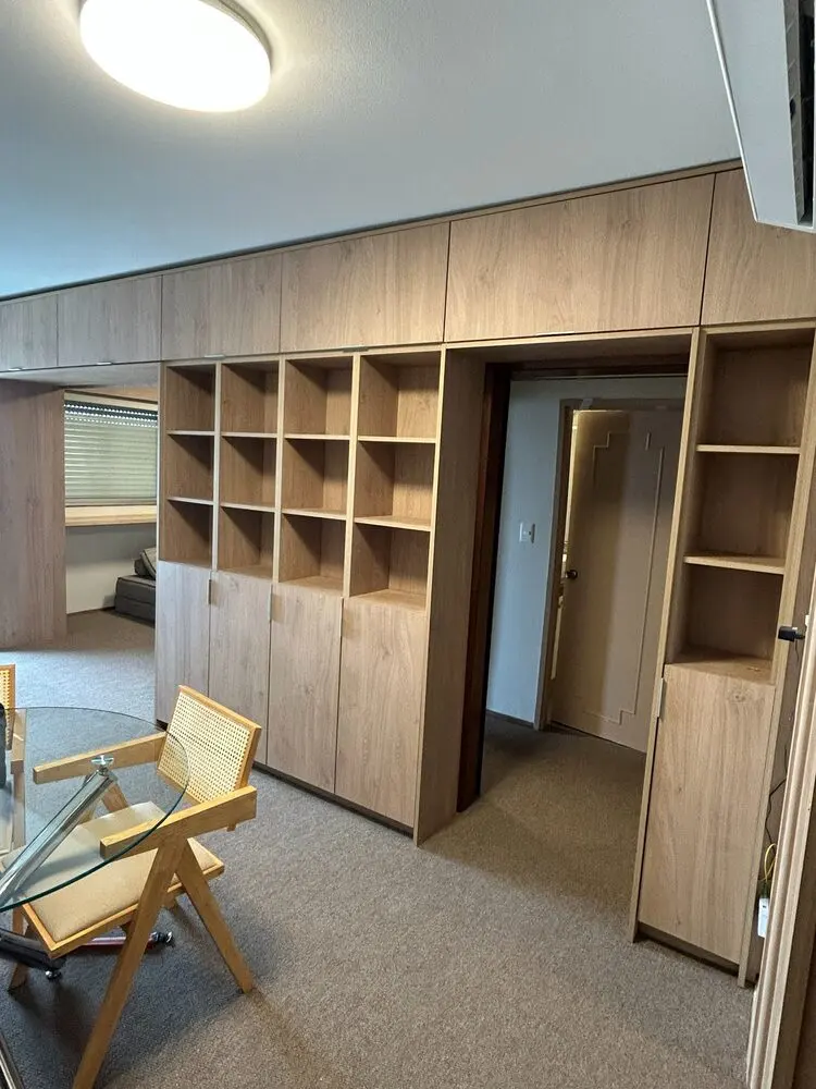 Biblioteca y portal de roble claro alrededor de una puerta
