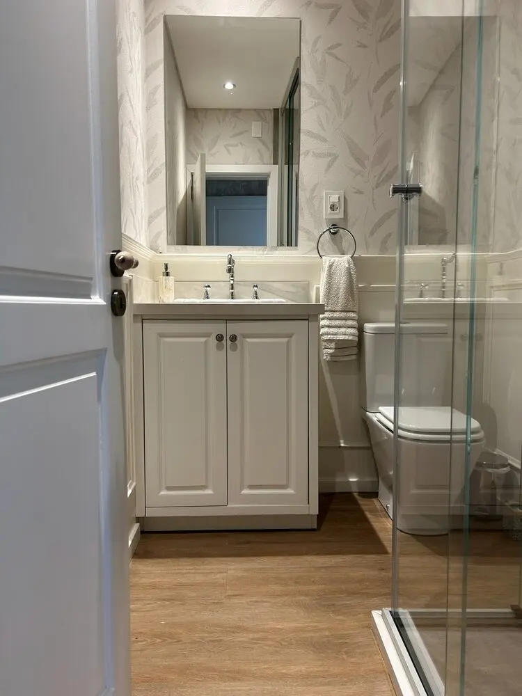 Mueble de baño clásico blanco con puertas replanadas