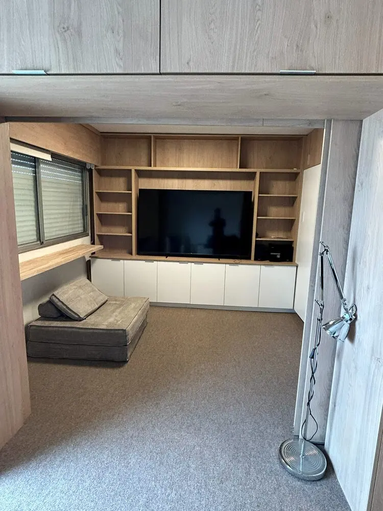 Mueble de TV con biblioteca de roble y cajonera blanca